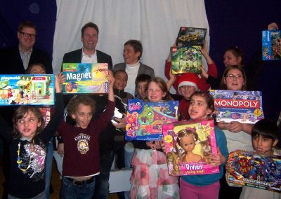 Cortal Consors S.A. verteilt bei Weihnachtsfeier der HPT persönliche Geschenke an die Kinder